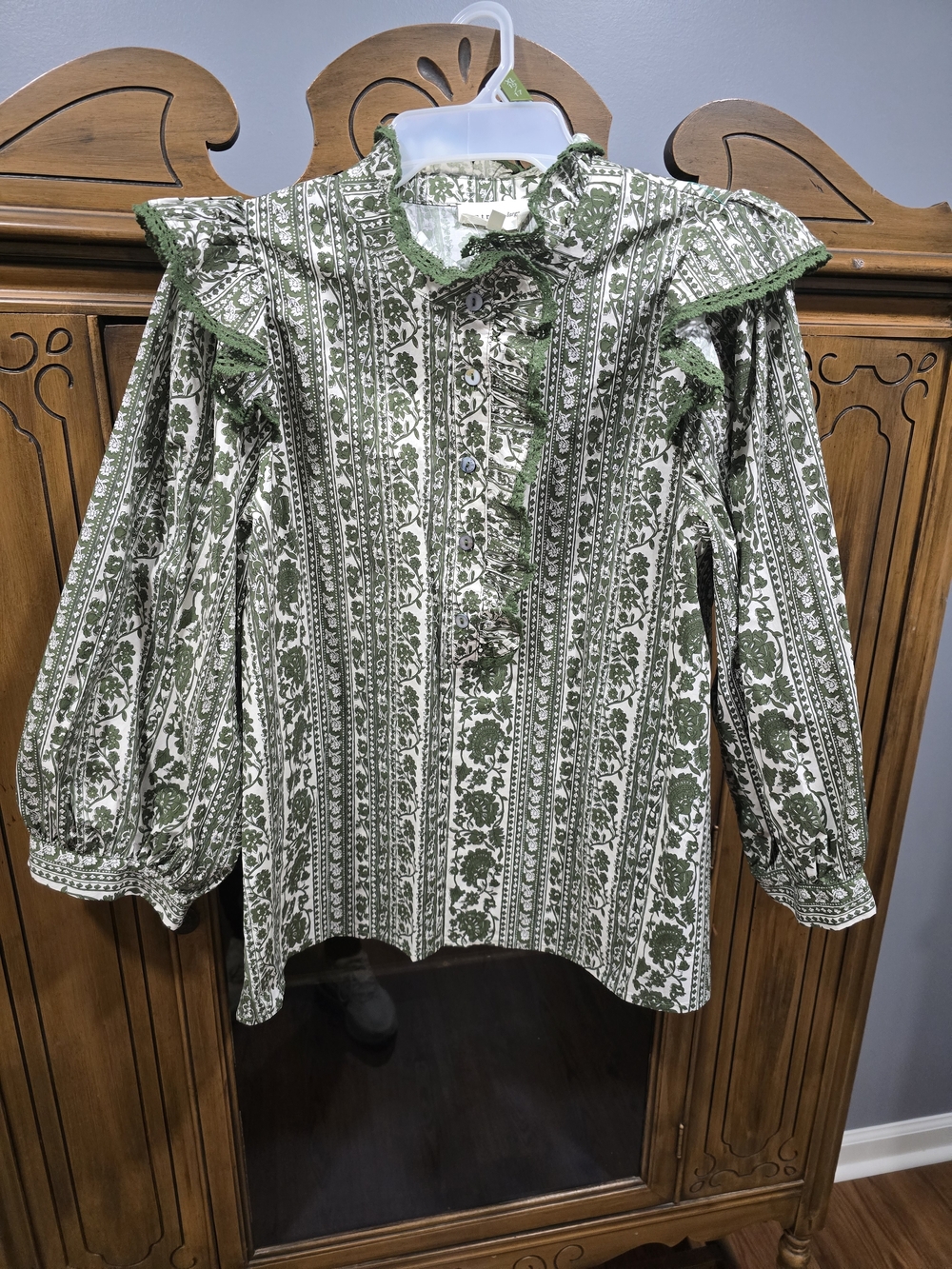 Women's Green Printed Ruffle-Trim Button-Up Top